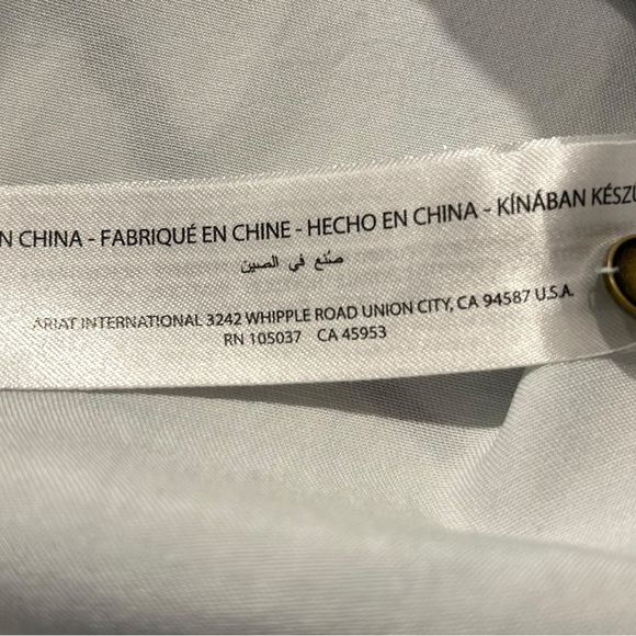 A very pretty Ariat shirt with intricate open stitch work on the front. - Picture 5 of 11